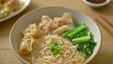 Eiernudeln-Mit-Wan-Tan-Suppe-Oder-Schweinefleischknödelsuppe-Und-Gemüse---Asiatische-Küche