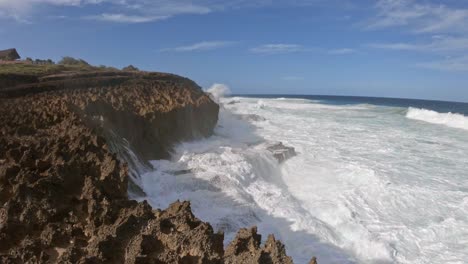 Wellen,-Die-Auf-Schroffen-Felsen-Entlang-Der-Afrikanischen-Küste-Zermalmen
