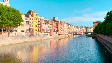 Girona-Stadt-In-Spanien-Ter-Flussansichten-Von-Der-Brücke