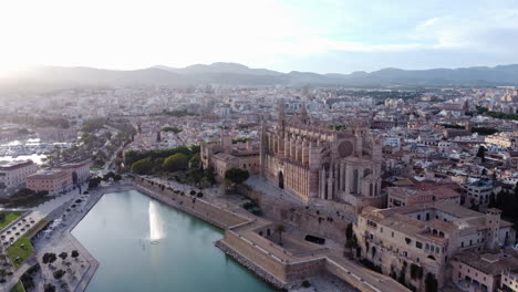 Luft-über-Palma-De-Mallorca,-Santa-Maria-Kathedrale-Und-Brunnen,-Sonnenuntergang