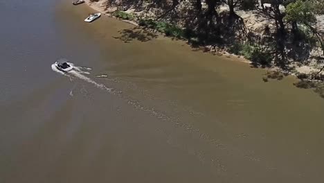 Outdoor-Natur-Drohne-Schnellboot-über-Flusscamping