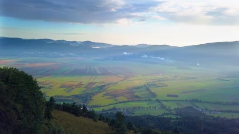 Vogelperspektive-Auf-Sonnenlichtbedecktes-Tal,-Berge-Und-Bewölkter-Himmelhintergrund