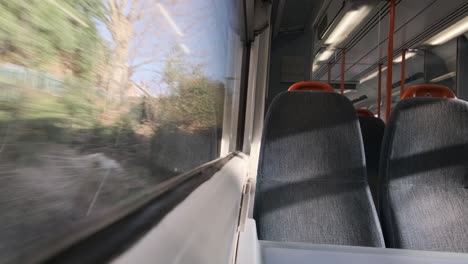 Blick-Aus-Dem-Fenster-Leeren-Sitz-Uk-National-Rail-Zug-Sonnigen-Tag