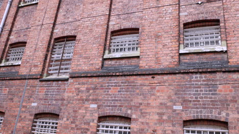 Shrewsbury-Prison,-Outside-In-The-Exercise-Yard,-Looking-Up-At-The-Cells-On-The-Wing