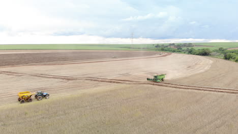 Landwirtschaftlicher-Traktor,-Der-Sojabohnen-Auf-Dem-Feld-Erntet