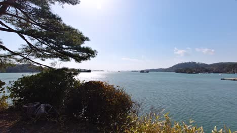 Amplia-Vista-Abierta-Hacia-La-Famosa-Bahía-De-Matsushima-En-Japón-En-Un-Día-Soleado
