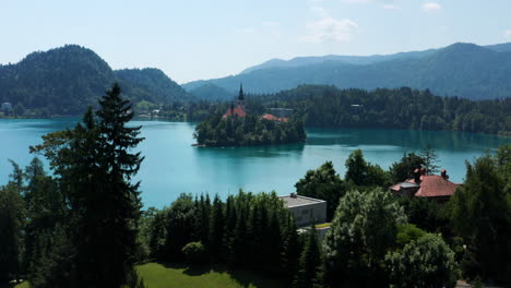 Blue-Water-Of-Bled-Lake-Overlooking-The-Zaka-Valley-In-Bled-Island,-Slovenia
