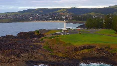 Kiama-Harbour-Light-And-The-Townscape-Of-Kiama-In-New-South-Wales,-Australia