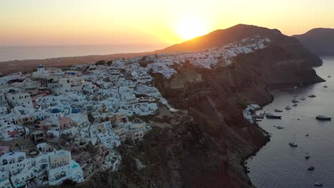 Amazing-summer-sunset-in-Santorini,-Oia-town,Cycladic-islands,-Greece