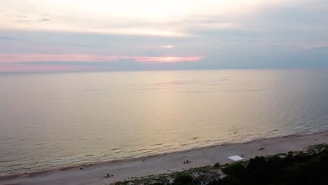 Luftaufnahme-Des-Strandes-Bedeckt,-Bewölkter-Abend,-Sonnenuntergang