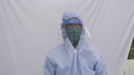 Médico-En-Equipo-Ppe-Traje-Protector-Azul,-Máscara-Quirúrgica-Guantes-De-Látex