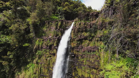 Aufsteigender-Fpv-luftflug-Mit-Gigantischem-Wasserfall,-Umgeben-Von-Grünen-Waldbäumen-Und-Bergen-In-Der-Natur-Von-Hawaii-An-Einem-Sonnigen-Tag