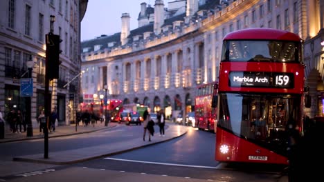 Autobuses-Londinenses-Y-Peatones-En-Regent-Street-En-Londres,-Reino-Unido