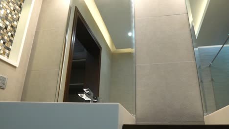 Niedrige-Winkelschwenkansicht-Von-Links-Auf-Zwei-Waschbecken-In-Einem-Modernen-Badezimmer
