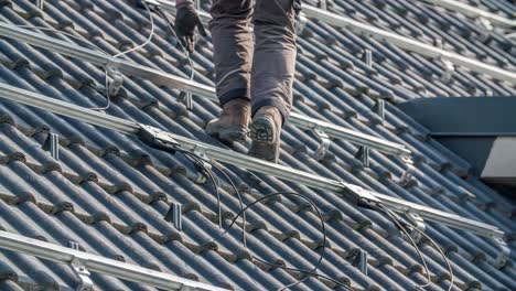 Mann-Klettert-Beim-Bau-Von-Solarmodulen-Auf-Das-Dach