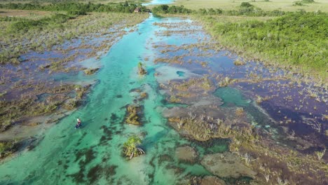 Drohne-Luftaufnahme-Von-Menschen,-Die-In-Der-Exotischen-Tropischen-Lagune-Des-Bacalar-sees,-Quintana-Roo,-Mexiko-Kajak-Fahren