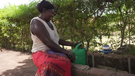 Lokale-Afrikanische-Frau,-Die-Hausarbeit-Macht-Und-In-Einem-Ländlichen-Dorf-Von-Uganda-Lächelt