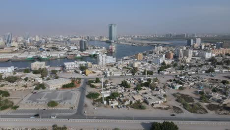 Luftaufnahme-Der-Alten-Und-Neuen-Stadt-Von-Ras-Al-Khaimah-Emirate,-Entwicklung-In-Den-Vereinigten-Arabischen-Emiraten