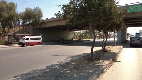 Panning-Enthüllt-Ein-Straßentaxi,-Das-Am-Straßenrand-In-Tijuana,-Mexiko,-Geparkt-Ist