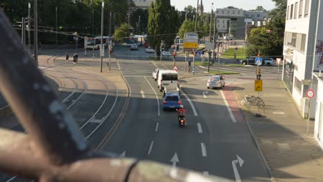 Verkehrszeitraffer-Von-Einer-Brücke-In-Darmstadt,-Deutscher-Verkehr-Mit-Vielen-Autos