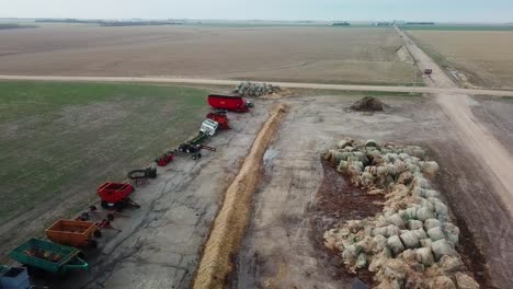 Luftaufnahme-Einer-Reihe-Von-Landwirtschaftlichen-Landwirtschaftlichen-Geräten-Und-Einer-Großen-Gruppierung-Von-Teilweise-Verbrauchten-Rundballen-Heu