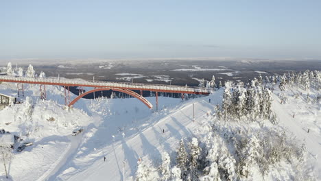Amplia-Toma-De-Drones-De-Un-Invierno-Frío-Con-Mucha-Nieve-En-Una-Estación-De-Esquí-En-Branäs,-Suecia
