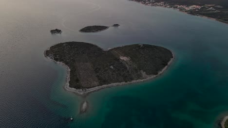 Isla-En-Forma-De-Corazón-De-Galesnjak,-Croacia