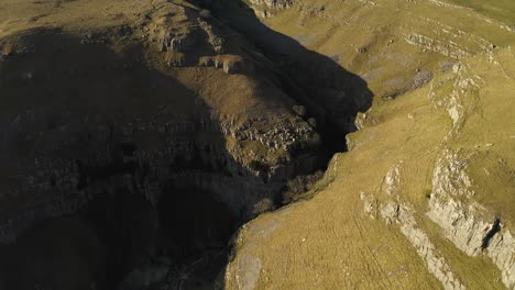 Cicatriz-De-Gordale-Cerca-De-Malham-En-El-Parque-Nacional-De-Yorkshire-Dales-Toma-Aérea-De-Drones