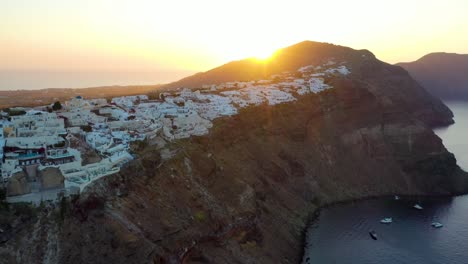 Panoramic-view-of-Santorini-with-its-famous-white-and-colourful-picturesque-village-of-Oia,-built-on-a-cliff,-Cycladic-islands,-Greece