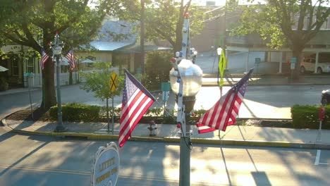 Bandera-De-Estados-Unidos-En-Las-Luces-De-La-Calle-Con-Cisterna-Pasando-Por-La-Calle