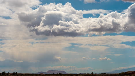 Über-Der-Wüstenlandschaft-Bildet-Sich-Eine-Dynamische-Wolkenlandschaft-Mit-Abstrakten-Formen---Tageszeitraffer