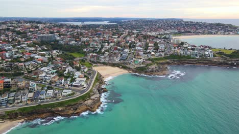 Luftbild-Von-Tamarama-Beach-Am-Ruhigen-Blauen-Wasser-Des-Meeres---Tamarama-Point-In-NSW,-Australien