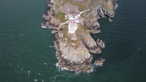 Luftaufnahme-Des-Bailey-leuchtturms-Mit-Wächterhaus-Auf-Der-Halbinsel-In-Howth,-Dublin,-Irland