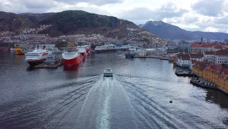 Expressboot-Ankommende-Stadt-Bergen,-Norwegen---Antenne