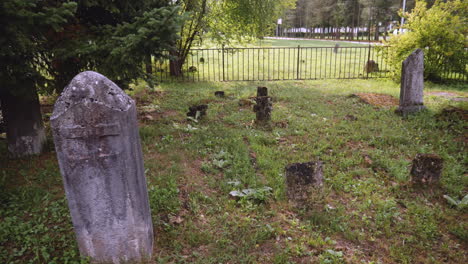 Ein-Schwenk-über-Die-Grabsteine-Eines-Alten-Friedhofs-In-Der-Nähe-Der-Stadt