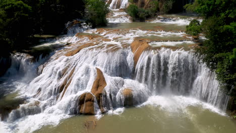 Filmische-Drohnenaufnahme-Der-Cascadas-De-Agua-Azul-Mit-Fokus-Auf-Den-Wasserfällen-Am-Xanil-Fluss-In-Chiapas,-Mexiko