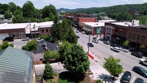 Aerial-push-in-over-post-office-in-Boone-NC,-Boone-North-Carolina-along-King-Street