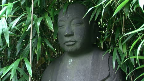 Mittlere-Aufnahme-Der-Jizo-Statue,-Umgeben-Von-Bambus
