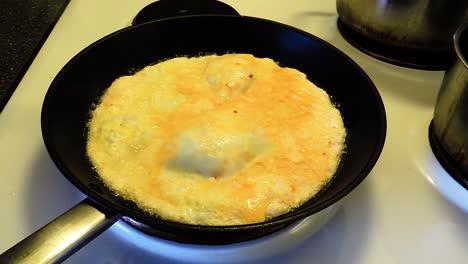 Omelette-In-Einer-Gusseisernen-Pfanne-Braten---Gleichmäßiger-Schuss