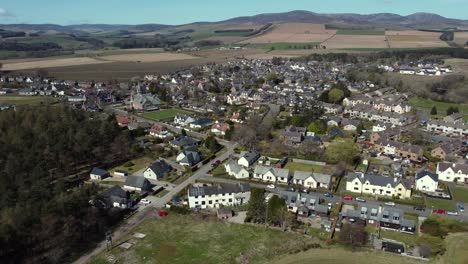 Luftaufnahme-Der-Schottischen-Stadt-Edzell-An-Einem-Sonnigen-Frühlingstag,-Angus,-Schottland