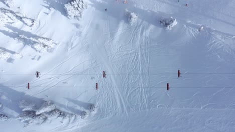 Breiter-Schneebedeckter-Hügel-Mit-Skilift-Mit-Menschen
