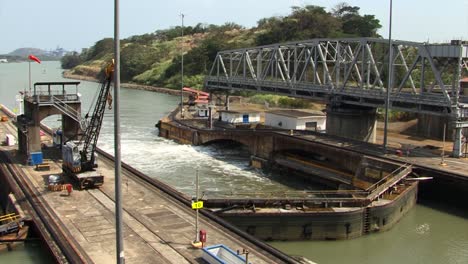 Evacuating-the-water-from-the-Miraflores-Locks-Chamber,-Panama-Canal