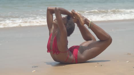 Epische-Verrenkungspose-Eines-Bikini-Mädchens-Im-Sand-Einer-Fantastischen-Strandlage