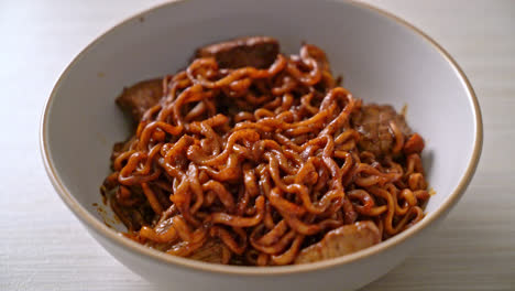Jjapaguri-Oder-Chapaguri,-Koreanische-Schwarze-Bohnen,-Würzige-Nudeln-Mit-Rindfleisch---Koreanischer-Essensstil