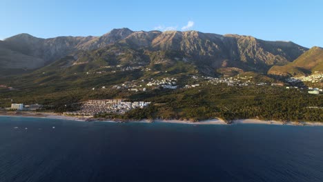 Costa-Mediterránea-En-El-Sur-De-Albania-Con-Hermosas-Playas,-Resorts,-Verdes-Colinas-Y-Fondo-Montañoso
