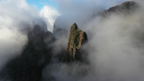 Drohnenschuss,-Der-Sich-Seitwärts-Zwischen-Den-Nebligen-Gipfeln-Des-Pico-Das-Torres-Auf-Madeira-Bewegt