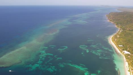 Luftaufnahmen-Von-Erstaunlichen-Tropischen-Weißen-Sandstränden-Und-Türkisfarbenem-Klarem-Meerwasser-Mit-Kleinen-Wellen-Und-Palmenwald
