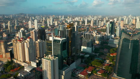 Luftaufnahme-Der-Skyline-Von-Panama-City-Mit-Hochhäusern-Und-Wolkenkratzern-In-Panama