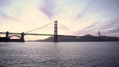 Das-Meer-Und-Die-Golden-Gate-Bridge-Bei-Sonnenuntergang
