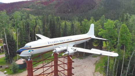 4K-Drohnenvideo-Eines-Everts-Luftfrachtflugzeugs,-Das-Im-Sommer-Im-Chena-Hot-Springs-Resort-In-Der-Nähe-Von-Fairbanks,-Alaska,-Ausgestellt-Ist